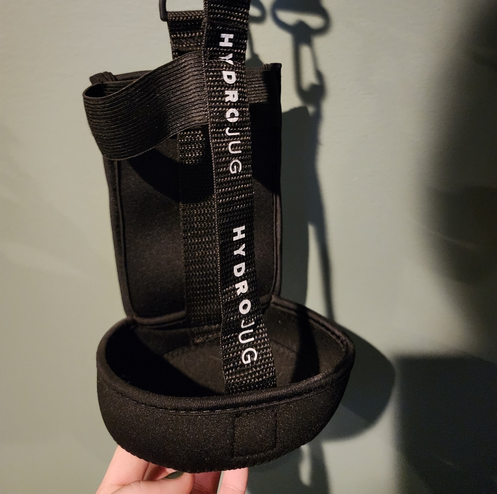 Hydrojug simple black sleeve, New without tags